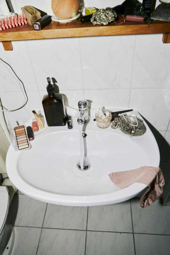 Bathroom sink with everyday products, a normal routine that runs without willpower